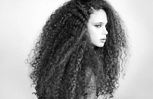 https://parizijeans.files.wordpress.com/2015/06/curly-hair-tumblr-photography-jrr5yzos.jpg?w=584